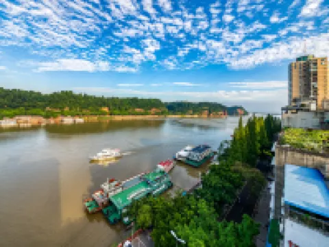 Jiangshang Lingyun · Qingwan Hotel (Zhanggong Bridge Shangzhongshun Gourmet Street) Hotel di Leshan