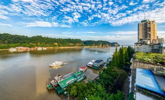 Jiangshang Lingyun·Qingwan Hotel (Leshan Giant Buddha Zhanggongqiao Food Street)