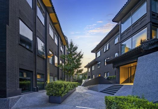 현대적이고 깔끔한 호텔 객실 내부