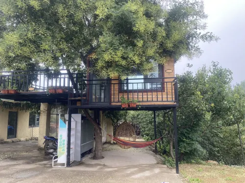 Zhuquanshan Gangzishu Restaurant B&B