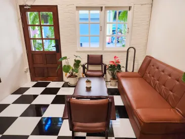 Noir Cafe and Hostel - Chinatown