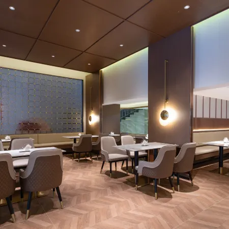 Victoria International Hotel (Maoming High-speed Railway Station Jiayan Branch)