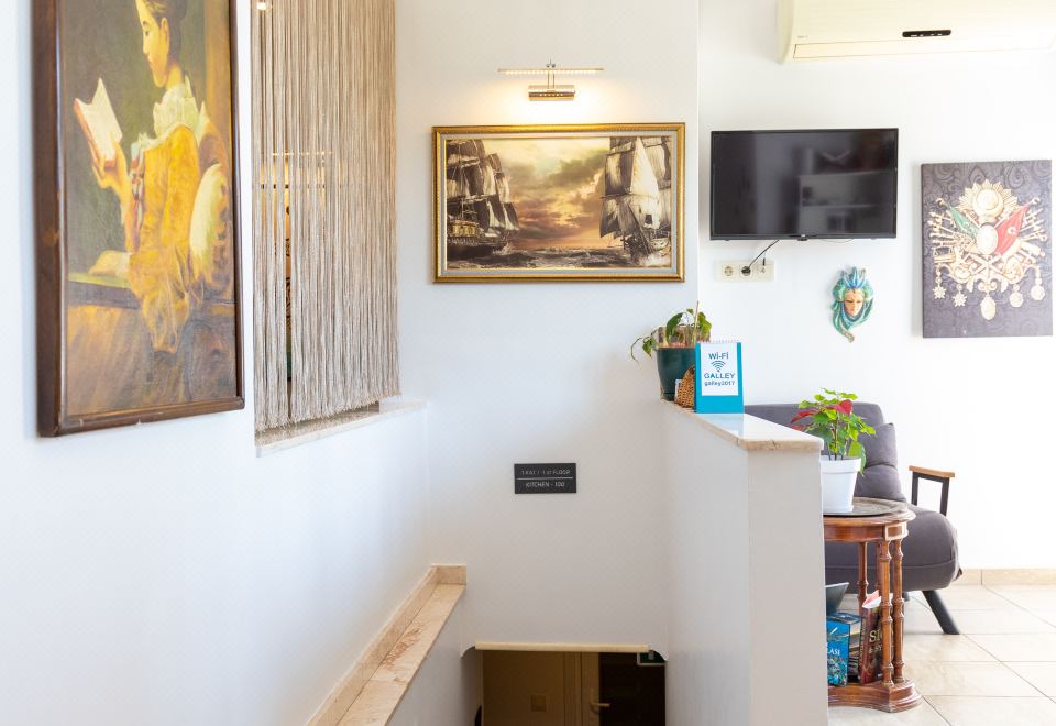 갤리 호텔의 아늑한 테라스 공간