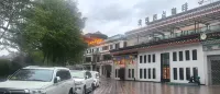 Yushu Thousand Households Hotel Các khách sạn gần Sân bay Ba Đường