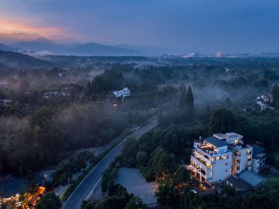 Villa Mirador Courtyard Hot Spring Lodge (located in the Qingcheng Mountain scenic area)