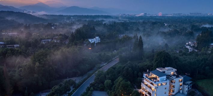 Villa Mirador Courtyard Hot Spring Lodge (located in the Qingcheng Mountain scenic area) Hotels in Dujiangyan