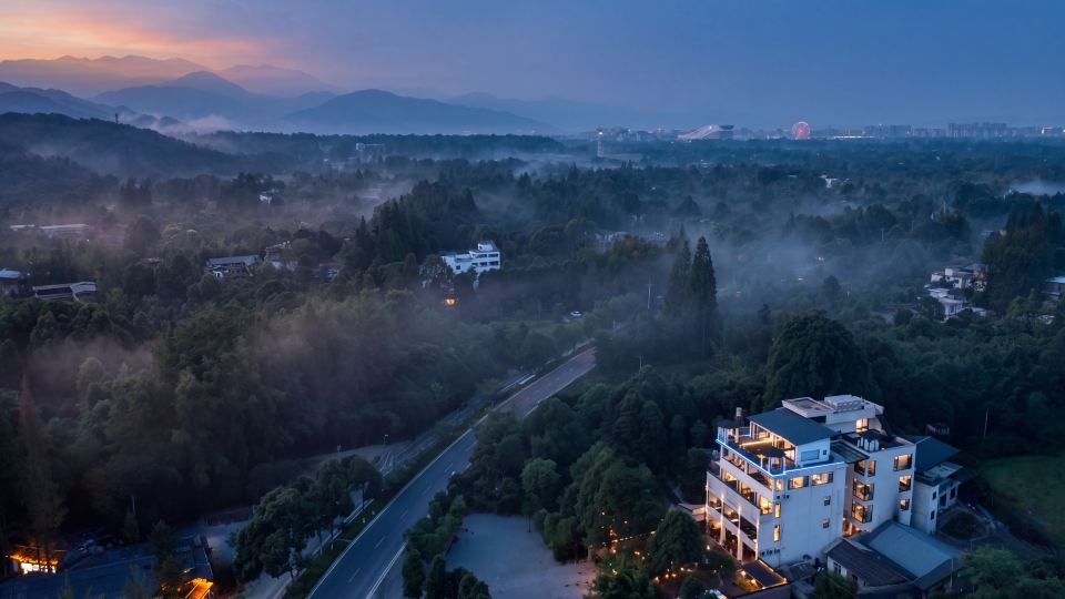 Villa Mirador Courtyard Hot Spring Lodge (located in the Qingcheng Mountain scenic area)