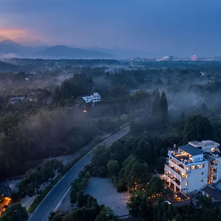 Villa Mirador Courtyard Hot Spring Lodge (located in the Qingcheng Mountain scenic area)