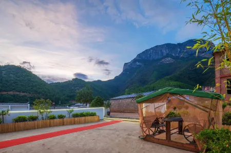 Wuhu Yunwan Lake View Resort Отели рядом с достопримечательностью «Lover Tree»