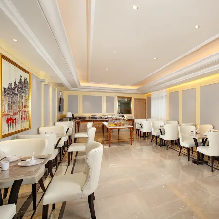 Vienna Hotel (Zhaotong Ancient City Municipal Plaza) Отели в г. Чжаотун