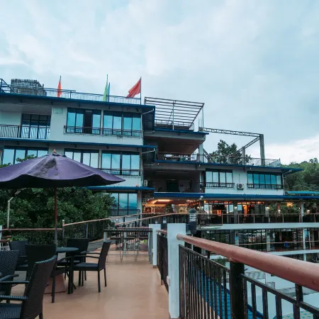 Skylodge Resort