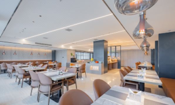 Yilong Wanguo Hotel (Jinan Railway Station North Square K88 Famous Spring Square)