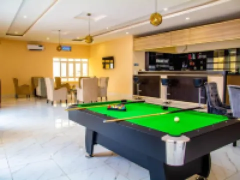 Crispan Suites and Event Center فنادق في جوس