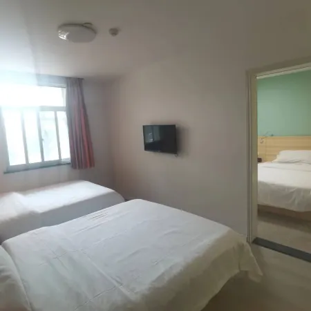 7Days Inn Chain Hotel (Wuhan High-speed Railway Station) Отели рядом с достопримечательностью «Железнодорожный вокзал Ухань»
