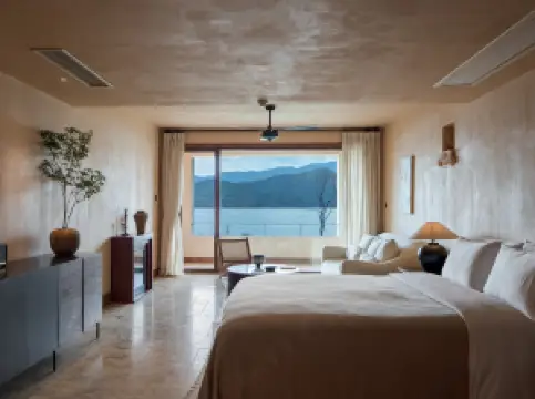 Lugu Lake Qiushan Hotel