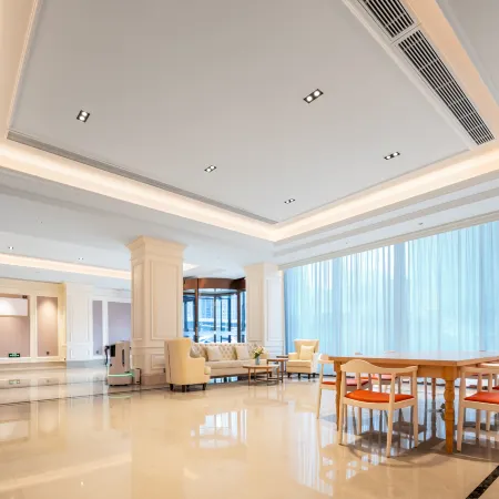 Vienna Hotel ( Xiangyang Greenland Fun City Global City Shop)