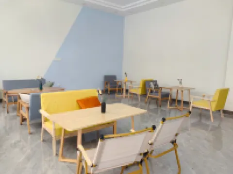 夢築曉居（峨眉山高速鉄道駅報國寺）