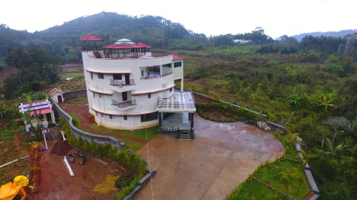 COASTAL GRAND MAHENDRAVANAM - KOLLI HILLS - Parkplatz
