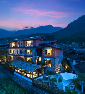 path is leisurely, Brother Axiang Come for you. The Qiaomu Hotels in Yulong