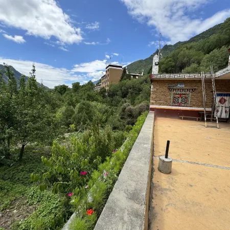 Danba Jiarong Renjia Inn