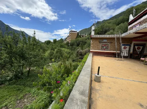 Danba Jiarong Renjia Inn