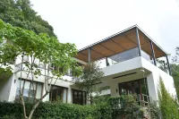 Zizai Xiaoyin Mountain House