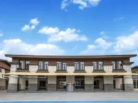 Shangri-La Pinecone International Youth Community 香格里拉和諧塔中塔周辺のホテル