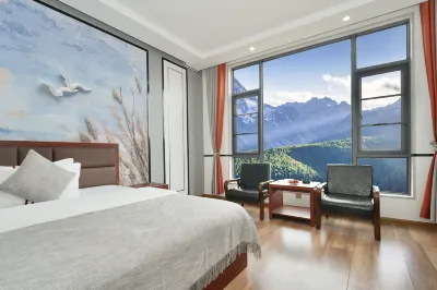 Deqin Moshang Huakai Boutique B&B Hotels near Meili Snow Mountain National Park - Sunrise on the Golden Mountain