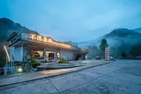 Tireless Forest Hiking Chill Private Hot Spring Homestay - Mountain view