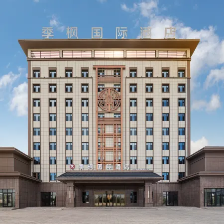 Jifeng International Hotel (Huocheng Qingshuihe Branch)