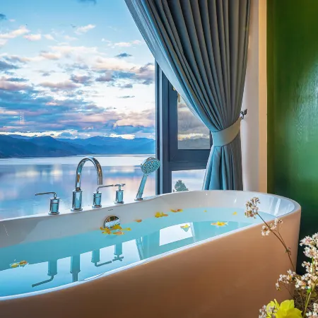 Lugu Lake Qingchen Yipin 180° Lake View Hotel