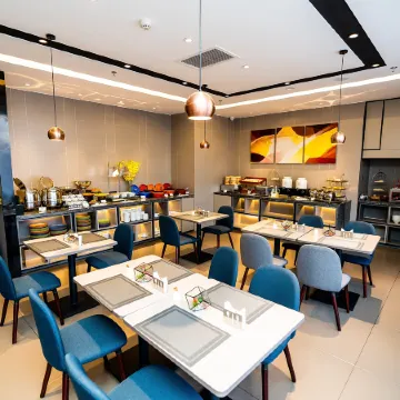 Homeinn Selected Hotel (Chaoyang Jianping Railway Station Xinyu Central Park)