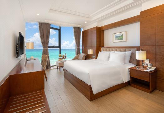 파리 델리 다낭 비치 호텔의 조식 뷔페 또는 레스토랑