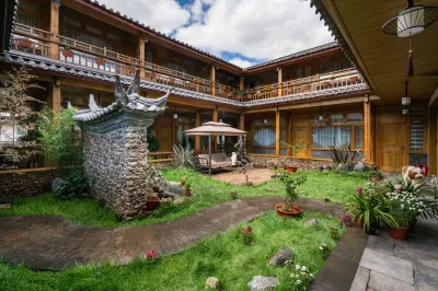 Autumn Moon in Baisha Hotels near Blue Moon Valley