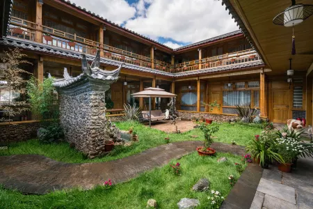 Autumn Moon in Baisha Отели рядом с достопримечательностью «Blue Moon Valley»