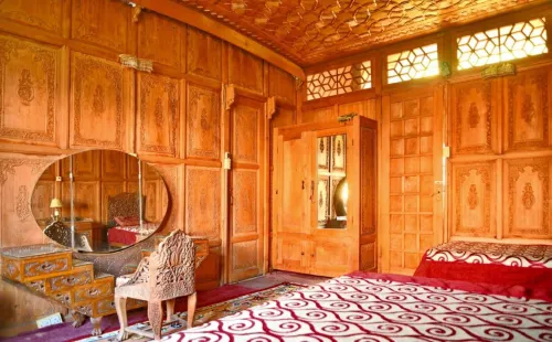 De-Laila Houseboats by Sterling