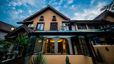 Le Jena Villa Отели рядом с достопримечательностью «Huashuiwan First Village Hot Spring Hotel»