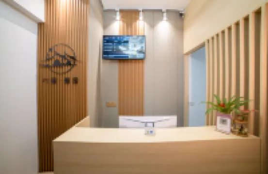 Live Hotel (Jiangmen East Railway Station Jianghai Square)