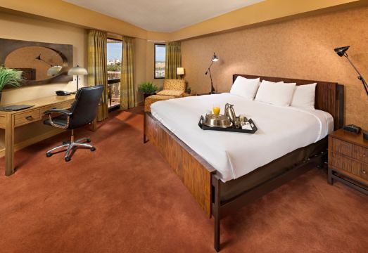 4. 더블트리 바이 ..