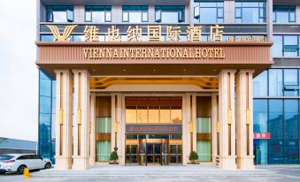 Vienna International Hotel (Qianjiang passenger station store)