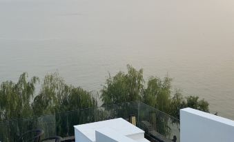 MAN HU TIME Guesthouse(Suzhou Taihu Xishan Island Store)