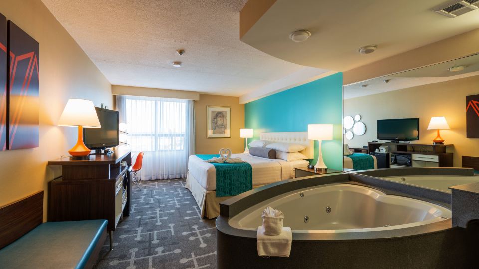 Howard Johnson Plaza by Wyndham by the Falls / Niagara Falls