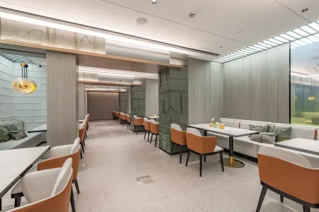 Shanghai Lujiazui Shanghai Center Atour Hotel Отели рядом с достопримечательностью «University of Shanghai for Science & Technology Gymnasium»