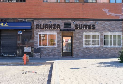 Alianza Suites의 깔끔하고 현대적인 객실 인테리어