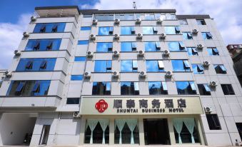 Shuntai Business Hotel (Kunming Railway Station Store)
