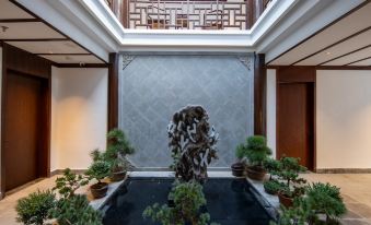 Hidden Momo · Half Foot Garden Hotel