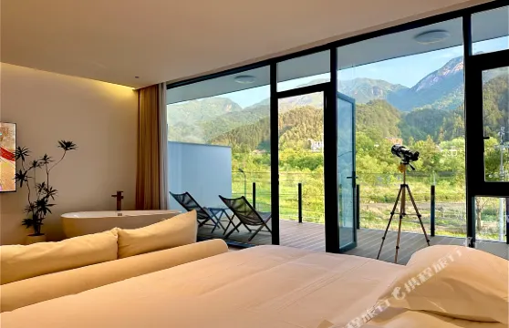 天堂寨月夏山居庭院民宿