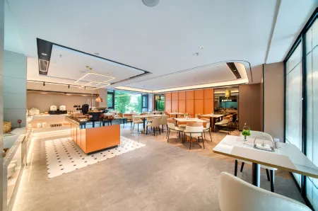 Homeinn Plus Hotel (Fuzhou Sanfang Qixiang West Lake Park) Отели рядом с достопримечательностью «Fuzhou University Zhicheng College»