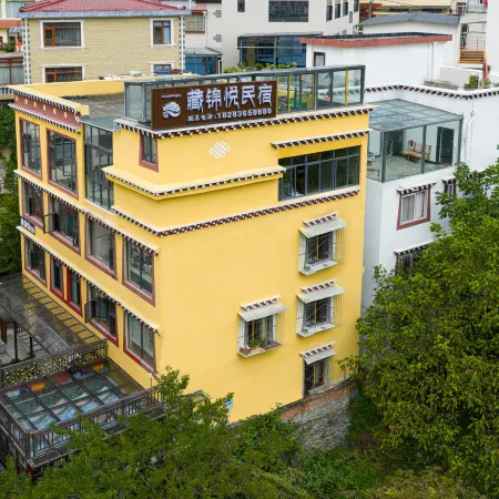 Zang Jinyue Lodge (Kangding Love Song Square Liuliu City Branch) Отели в г. Кандин