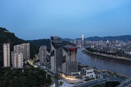 Hampton by Hilton Yibin Cuiping Отели рядом с достопримечательностью «Chengdu College of Sichuan Foreign Studies University (Yibin Campus)»